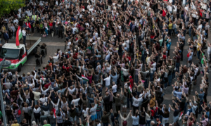 ÉLŐ! BAJ VAN! Budapest utcáin elszabadult a pokol! Hatalmas tömeg tart ide, mindenki EZT akarja: