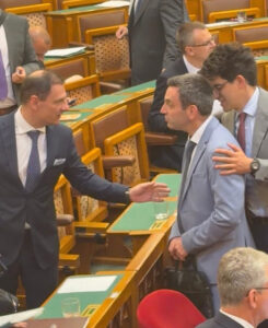 ÁLL A BÁL! Le kellett fogni Magyar Péter sógorát a Parlamentben! EZÉRT tört ki a balhé! A kamera mindent vett! – MUTATJUK:
