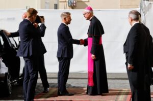 Teljes a döbbenet! Magyar Pétert magához hívatta a Pápa – EZ történt: