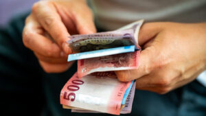 Döntött a kormány! Ebben a formában ajándékozzák meg a nyugdíjasokat