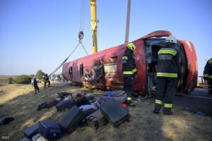ÉLŐ! 🖤 Újabb buszhorror! Több halálos áldozatot követelt egy buszbaleset, helikopterekkel mentenek