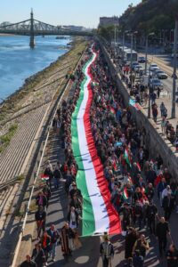 Videón a fideszes zászlómenet: hatalmas magyar zászlóval vonultak Budapesten